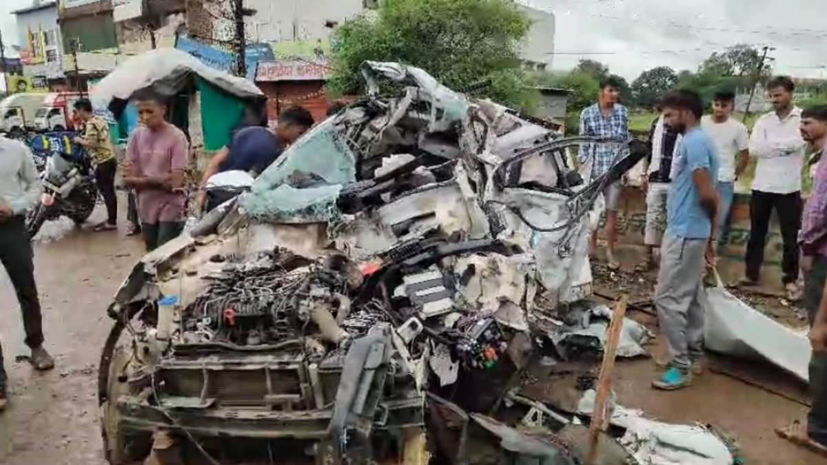 रफ्तार बनी काल: ट्रक के पीछे जा घुसी हाई स्पीड कार, युवक ने मौके पर तोड़ दम