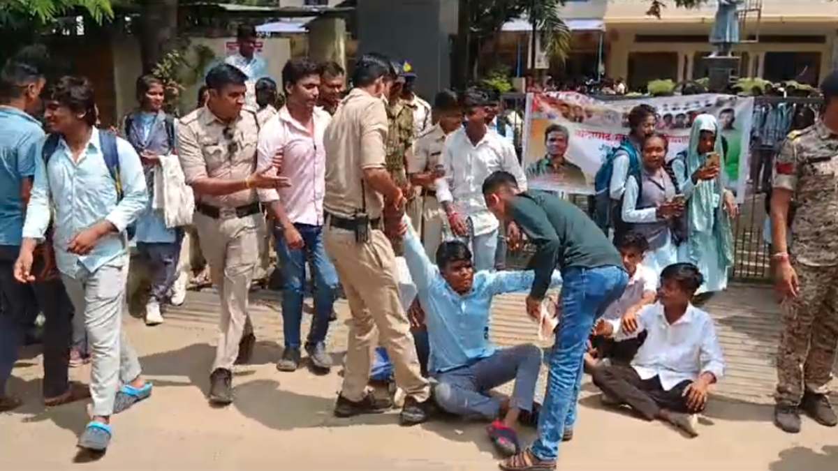 NSUI के 6 से ज्यादा पदाधिकारी गिरफ्तार: कॉलेज में तालाबंदी कर रहे थे प्रदर्शन, जानें क्या थी इनकी मांग