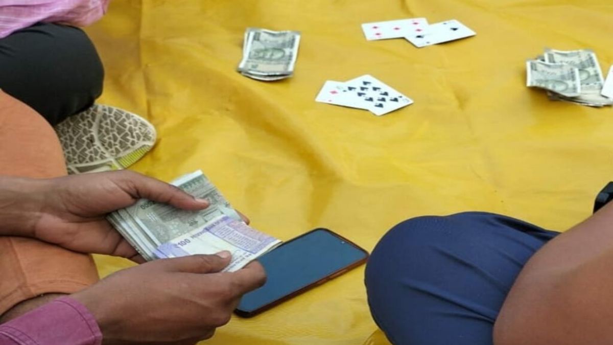 ‘तुम पार्किंग में जुआ-सट्टा खिला रहे हो…’ हारने के बाद शख्स हुआ नाराज, खिलाने वाले ने कहा- कुछ पैसे और दारू…