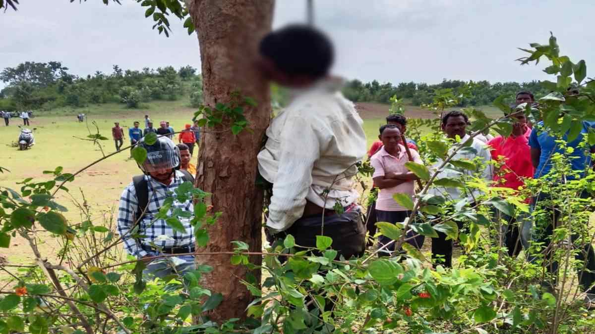 CG BREAKING: पेड़ पर फंदे से लटका मिला युवक का शव, आक्रोशित ग्रामीणों ने हत्या के शक में फूंका आरोपी का घर, पुलिस फ़ोर्स को भी गांव में घुसने से रोका