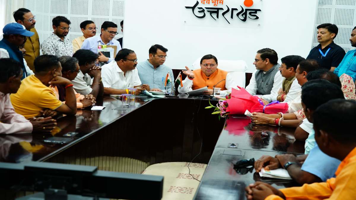 CM धामी से मिले बंगाली समुदाय के लोग, जाति प्रमाण पत्र से ‘पूर्वी पाकिस्तान’ शब्द हटाए जाने के लिए जताया आभार