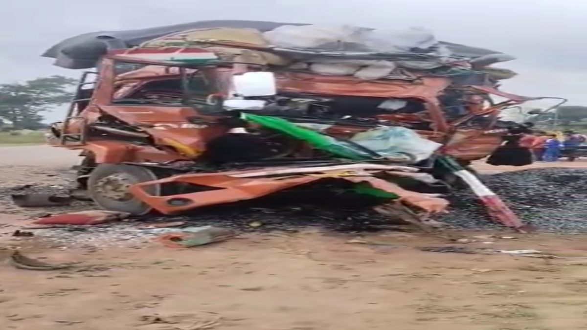 जबलपुर सड़क हादसे में दो मौतः सड़क किनारे खड़े हाईवे में घुसी कार, दो लोगों ने मौके पर तोड़ा दम