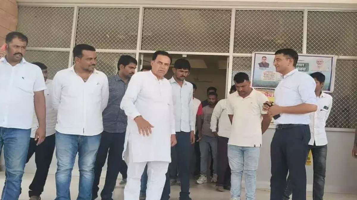 संसदीय कार्य मंत्री जोगाराम पटेल ने झंवर तहसील कार्यालय का किया औचक निरीक्षण,  कहा- संवेदनशील और पारदर्शी प्रशासनिक व्यवस्था के लिए की जा रही जांच