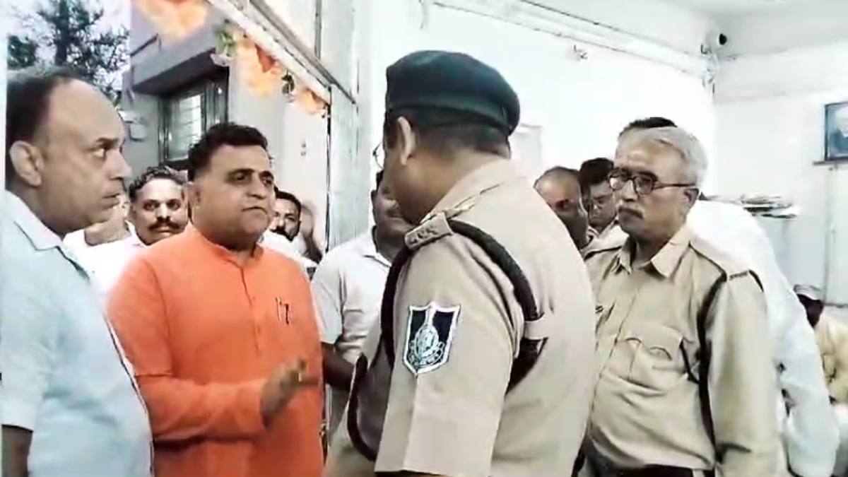पूर्व विधायक और पुलिसकर्मी में नोकझोंक: राहुल गांधी के खिलाफ विवादित बयान पर FIR दर्ज कराने पहुंचे थे कांग्रेसी