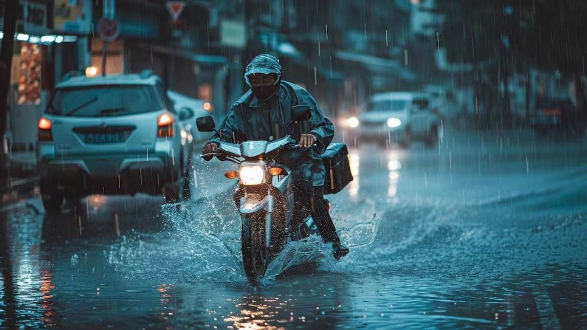 Bike Care Tips for Monsoon: बारिश में स्टार्ट नहीं हो रही बाइक, ये है स्टार्ट करने के 6 आसान उपाय