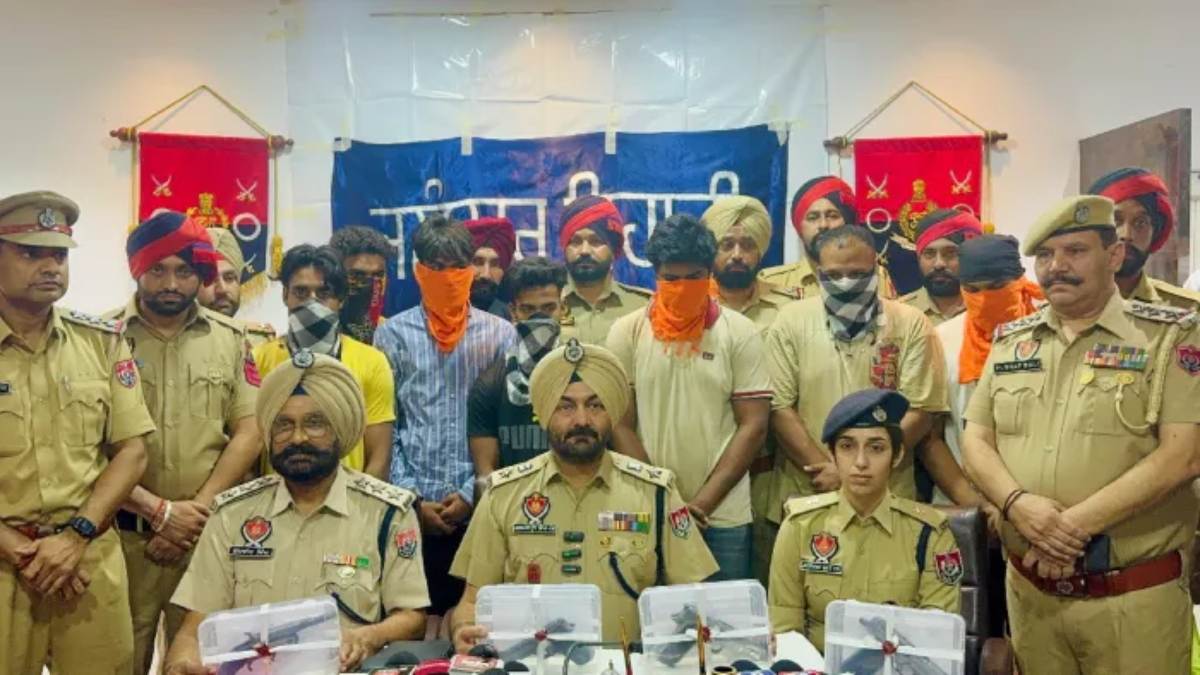 गैंगस्टर गोल्डी बराड़ का गिरोह चला रहे गुर्गों को पुलिस ने पकड़ा, हथियार के साथ नशीली दवाइयां जप्त