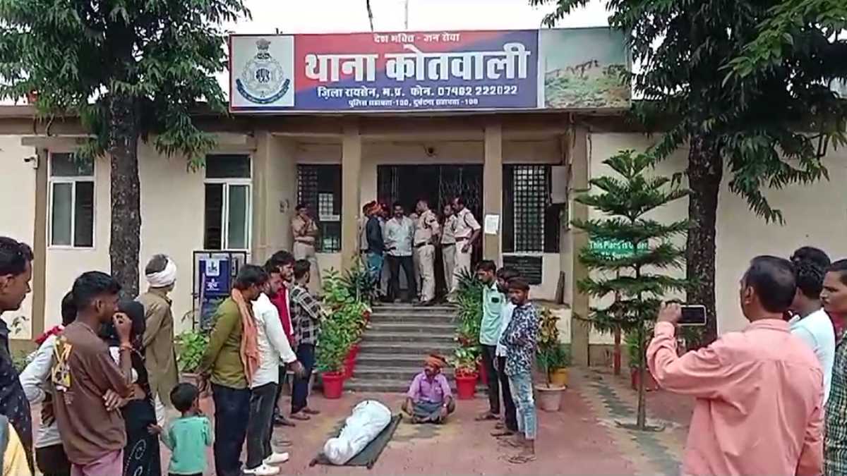 पुलिस की पिटाई के बाद युवक ने खाया जहरः मौत के बाद परिजनों ने थाने के सामने शव रख किया प्रदर्शन
