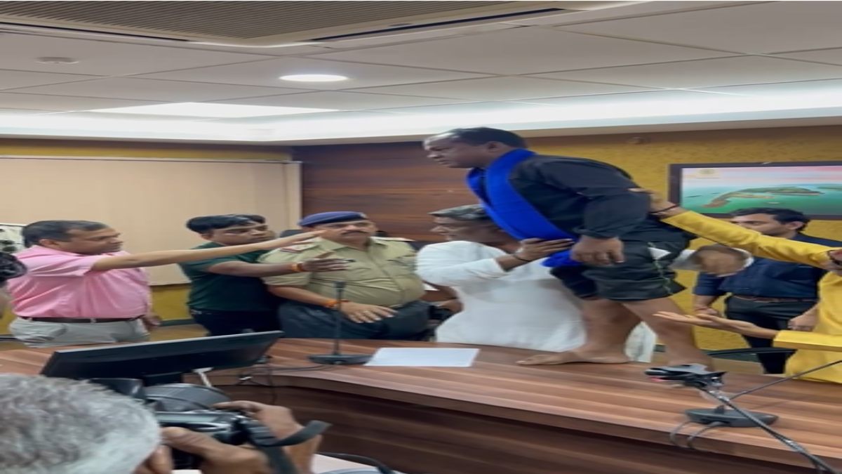 निगम अफसरों का असंवेदनशील रवैयाः दिव्यांग की दुकान हटाकर भेजा जेल, कमिश्नर के सामने खड़ा कर कांग्रेस ने दिखाई दिव्यांगता