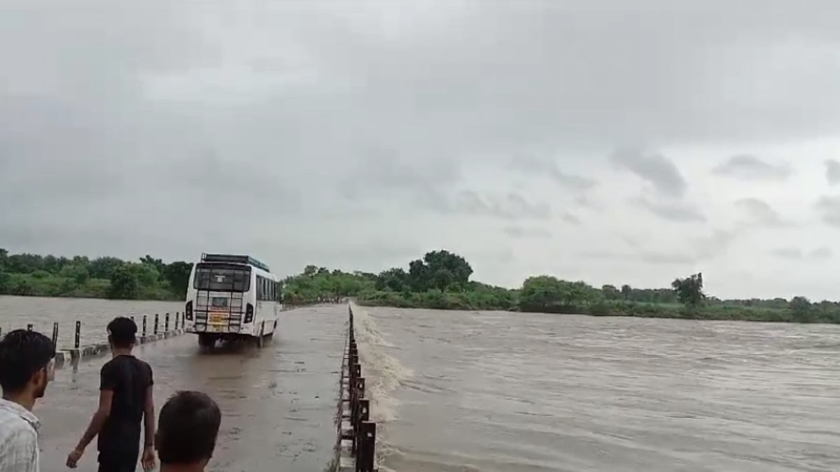 बस ड्राइवर ने यात्रियों की जान जोखिम में डाली, उफनाती नदी से डूबे पुल को किया पार, कलेक्टर ने दिए कार्रवाई के निर्देश