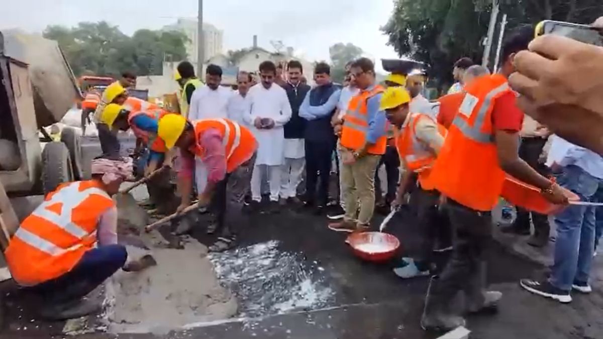इंदौर महापौर ने अधिकारियों को लगाई फटकारः शहर में गड्ढों के पैचवर्क में हो रही थी लापरवाही, नई तकनीक से काम का किया निरीक्षण