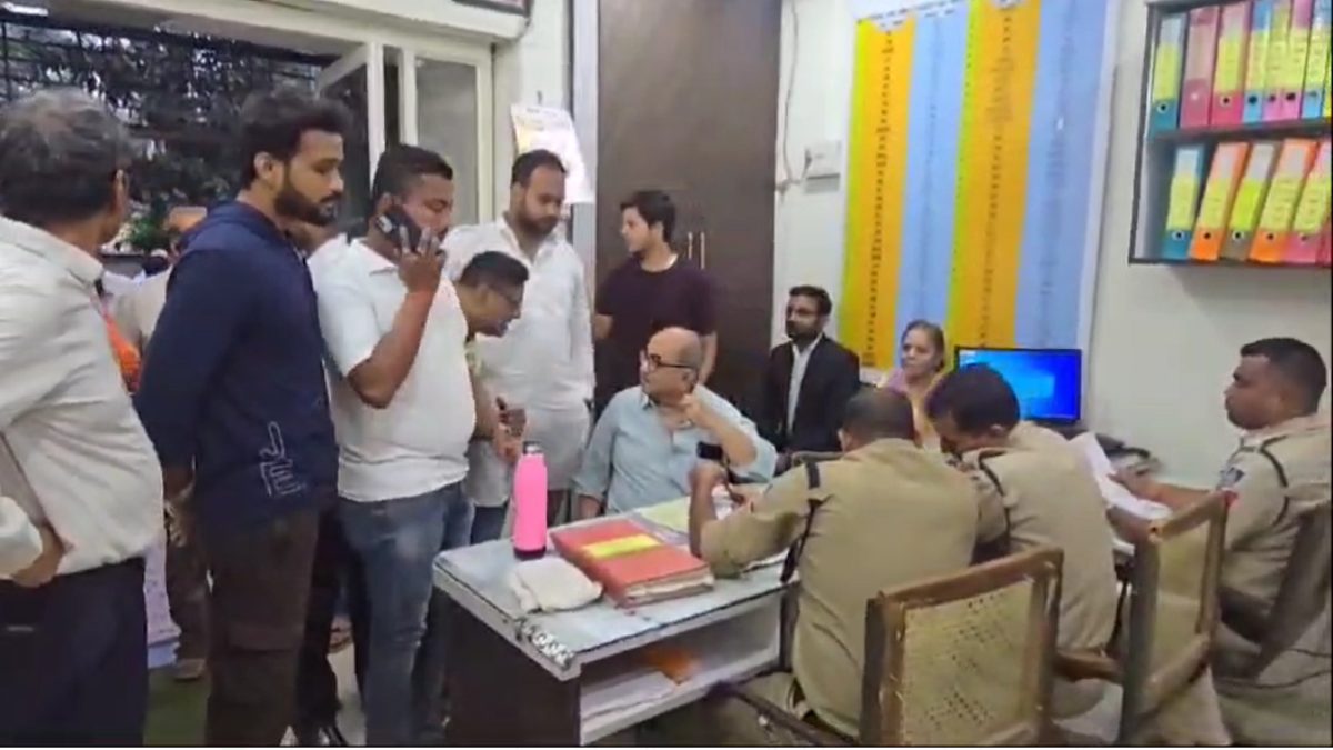 रिटायर्ड डॉक्टर के साथ क्लिनिक में मारपीटः युवती के साथ आए दो युवकों ने की पिटाई, वीडियो वायरल