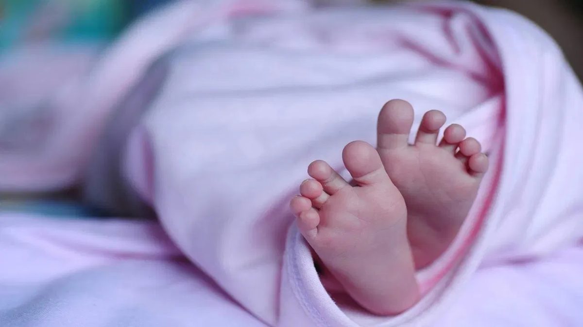 OMG! तीन दिन पहले जन्मे बच्चे के पेट मिला बच्चा, डॉक्टरों के उड़े होश