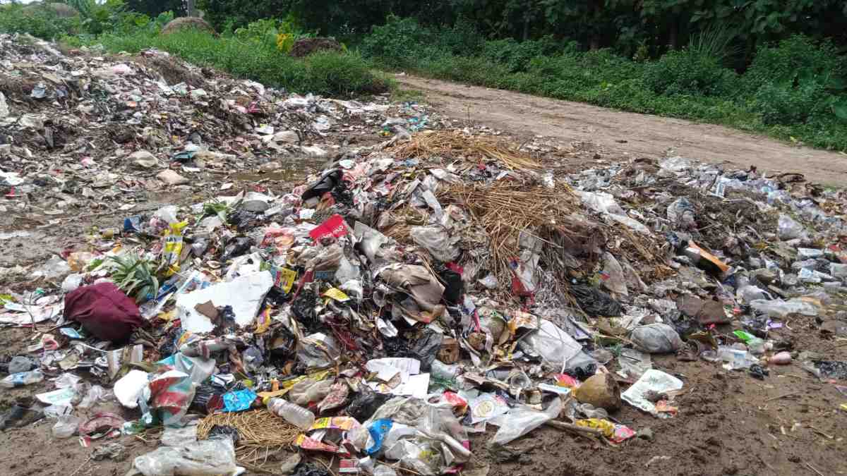 स्वच्छता पखवाड़ा की खुली पोल : अमृत सरोवर को बनाया ‘जहर’, कूड़े-कचरे से पटा तालाब, धूल फांक रहा लाखों की लागत से बना MRF सेंटर