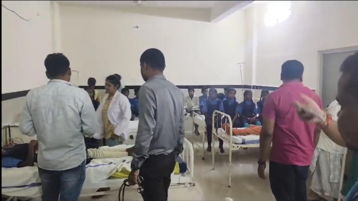 दाल में मिली छिपकली: मध्यान्ह भोजन खाने के बाद 23 बच्चों की बिगड़ी तबीयत, आनन-फानन में अस्पताल किया गया दाखिल