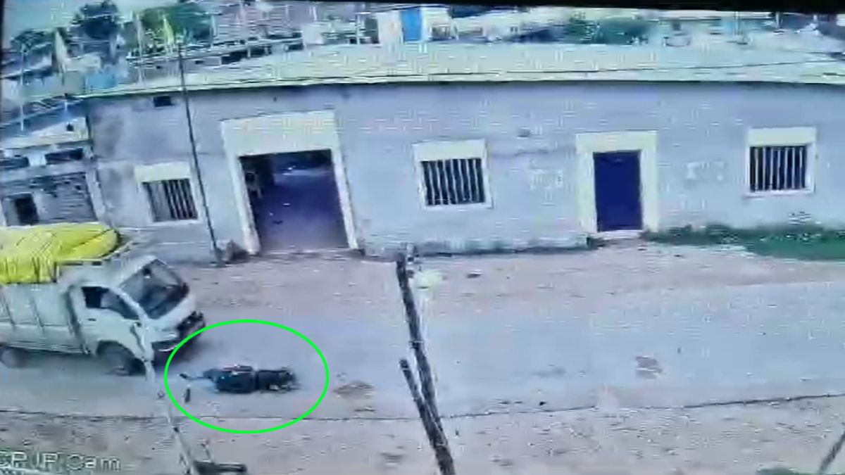 मौत का लाइव वीडियोः मालवाहक वाहन ने सड़क पर चल रही महिला को मारी टक्कर, मौके पर ही दम तोड़ा