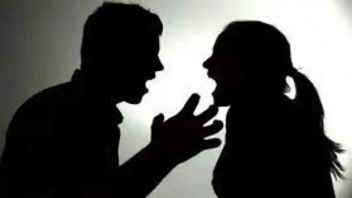 शर्मनाक : तलाक देने के बाद पति ने दांतों से पत्नी की काटी नाक, गंभीर रूप से घायल