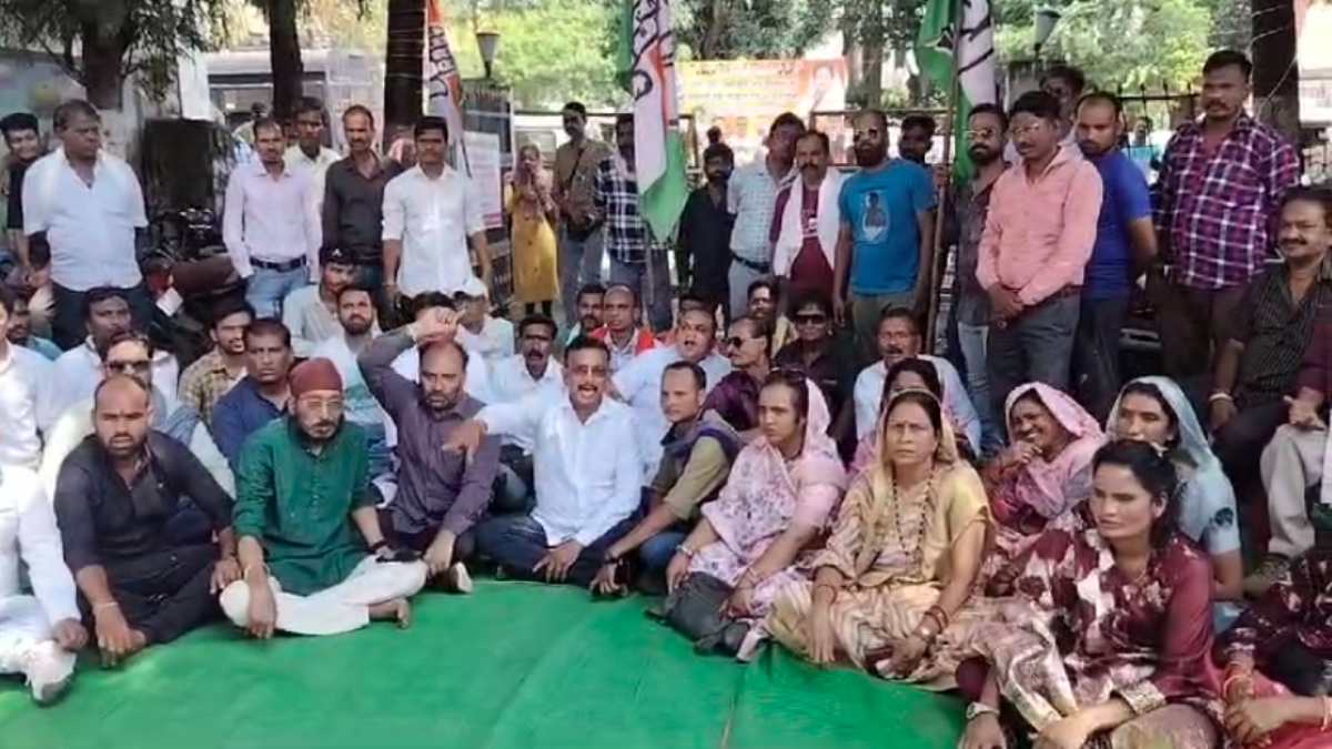 शहर की अव्यवस्थाओं से कांग्रेसी नाराज! पार्षदों ने नगर पालिका परिसर में दिया धरना, गिनाई कई समस्याएं