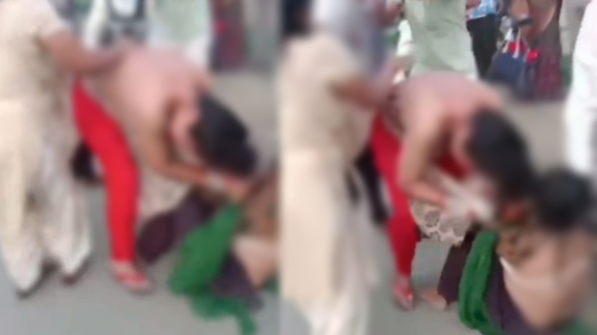 बीच सड़क पर महिलाओं ने फाड़े एक-दूसरे के कपड़े, शर्म से पानी-पानी हुए लोग, Video Viral