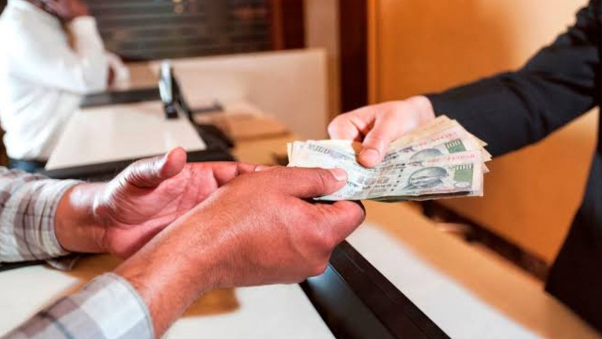 अन्नदाता से रिश्वत : लेखपाल ले रहा था किसान से 15 हजार का घूस, एंटी करप्शन टीम ने पकड़ा, मची खलबली