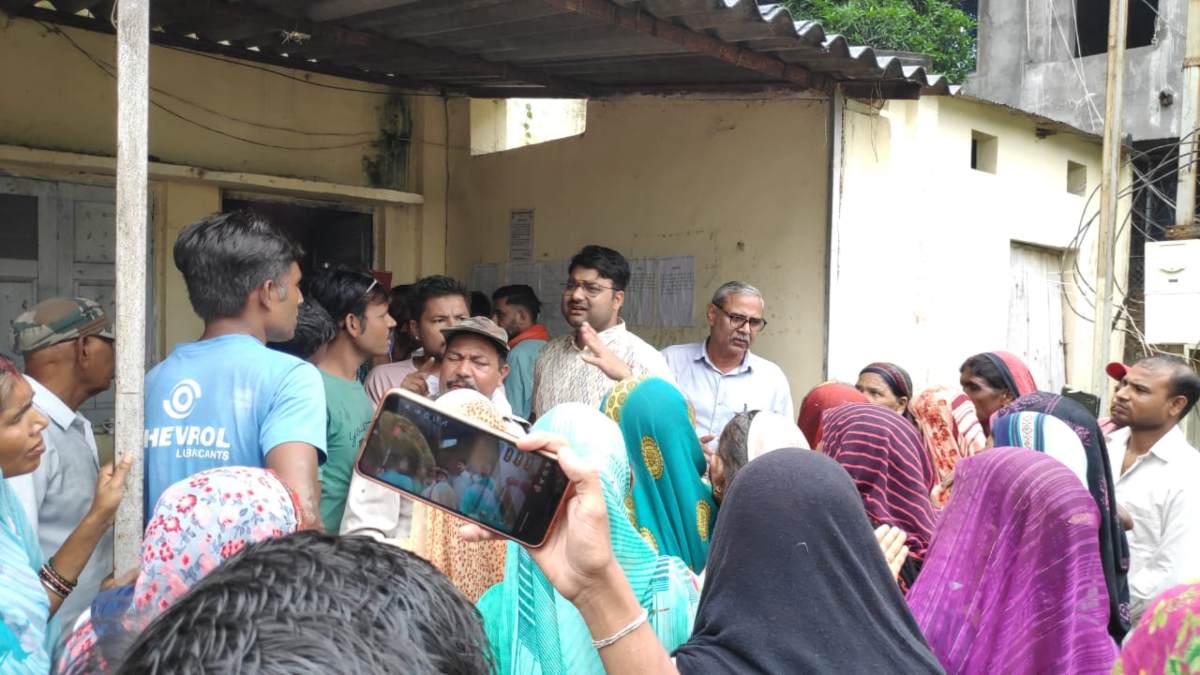 ‘लूट मचा रखा है’: बढ़ते बिजली बिल से परेशान उपभोक्ता, महिलाओं ने घेरा दफ्तर, स्मार्ट मीटर में कहीं काेई सेटिंग तो नहीं ?