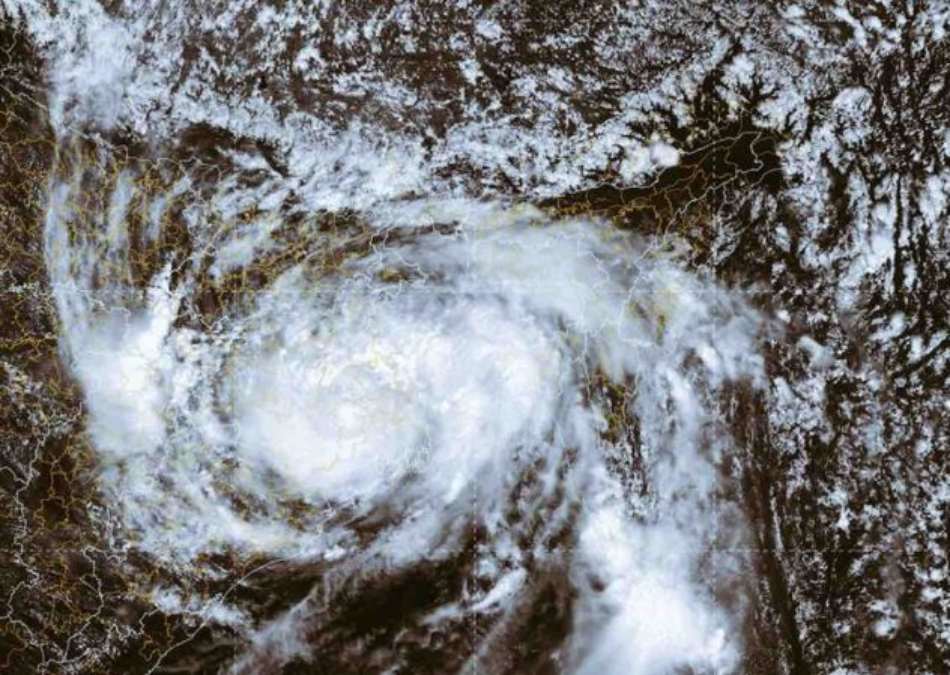 Odisha Weather Alert: प्रदेश में डीप डिप्रेशन से भारी बारिश और बाढ़ की चेतावनी, तट पर तेज हवा चलने की संभावना