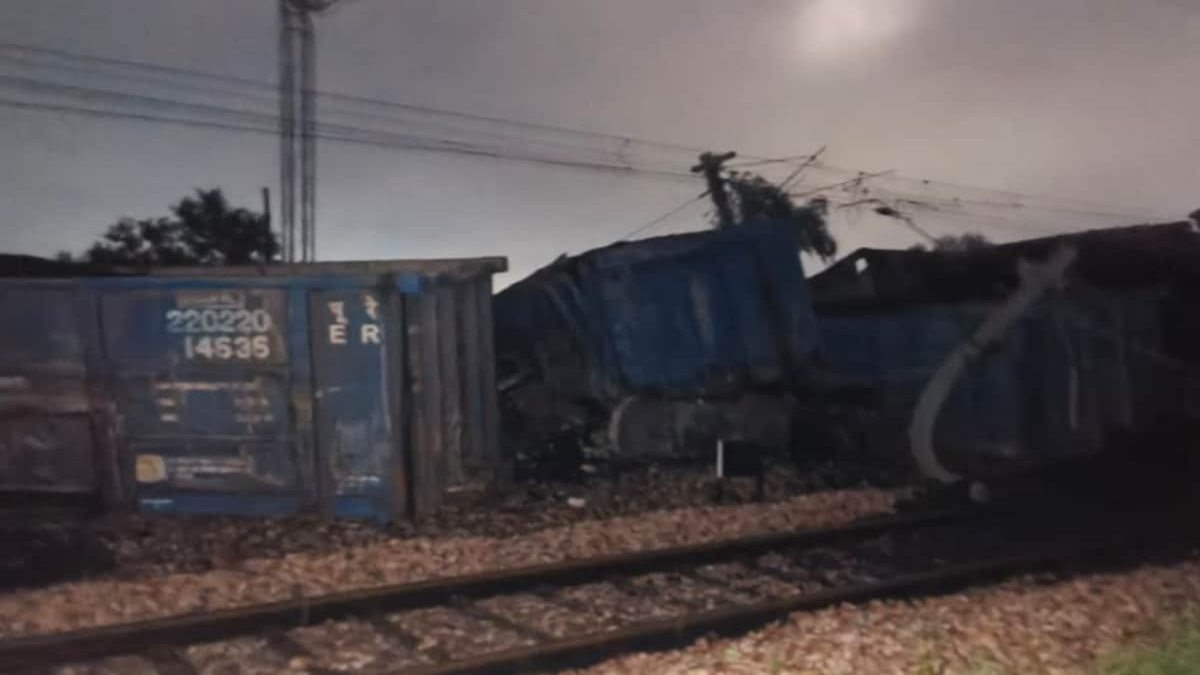 BIG BREAKING: UP में कोयले से भरी मालगाड़ी के 20 डिब्बे पटरी से उतरे, राहत कार्य जारी