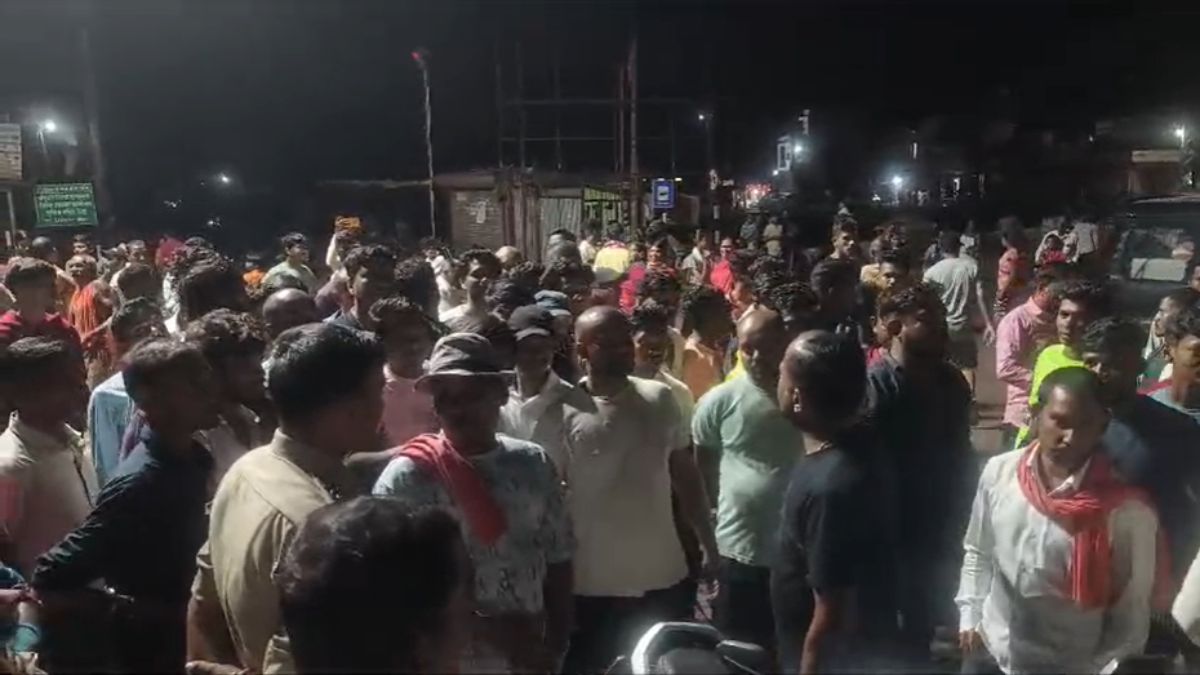 DJ पर बवाल: तेज आवाज में बज रहे डीजे को बंद कराने पहुंचे पुलिसकर्मियों को ग्रामीणों ने घेरा, 2 लोगों पर प्रतिबंधात्मक कार्रवाई, देखें Video …