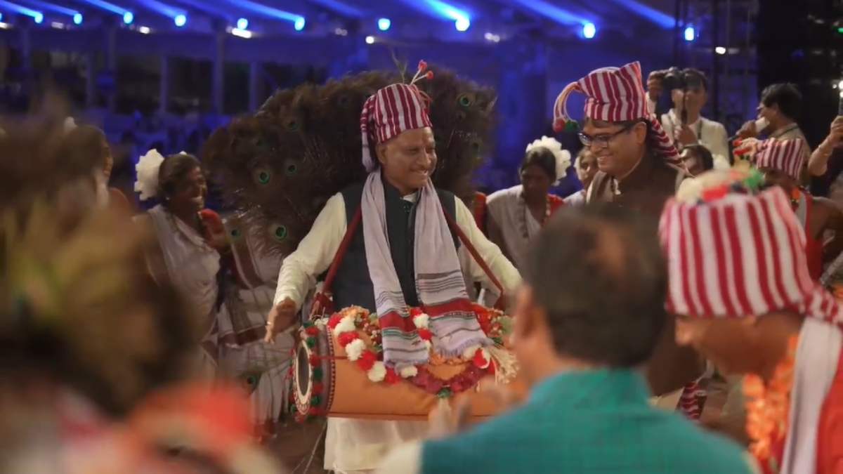 चक्रधर समारोह: मुख्यमंत्री विष्णुदेव साय मांदर की थाप पर जमकर थिरके, मंत्रियों ने भी किया नृत्य, देखें Video …