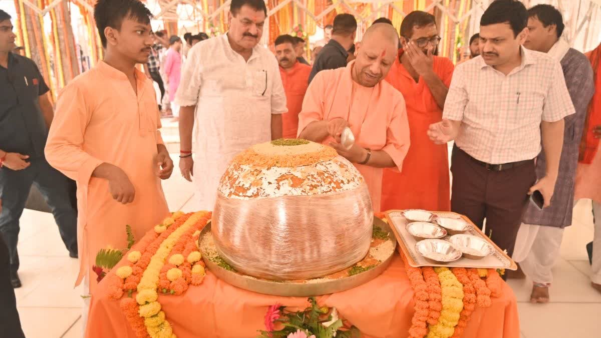 CM योगी ने वाराणसी में मनाया PM मोदी का जन्मदिन, काशी विश्वनाथ मंदिर में काटा 74 किलो लड्‌डू का केक