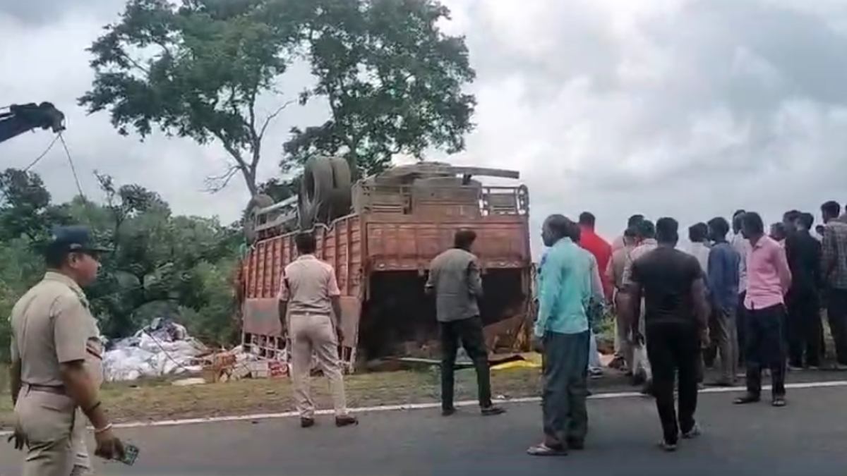 Chhindwara Accident: घाटी में अनियंत्रित होकर पलटा ट्रक, चपेट में आए बाइक सवार ससुर-दामाद की मौत
