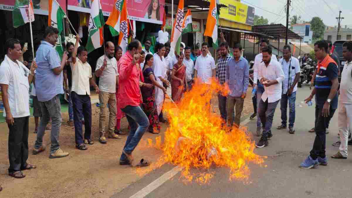 राहुल गांधी को आतंकी कहने पर भड़के कांग्रेसी, भाजपा नेताओं का फूंका पुतला