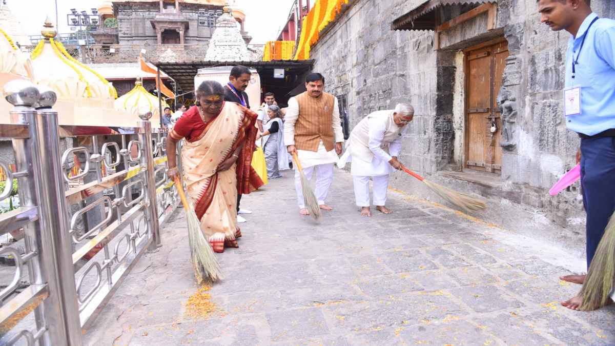 राष्ट्रपति द्रौपदी मुर्मु ने महाकाल परिसर में किया श्रमदान, झाड़ू लगाकर दिया स्वच्छता का संदेश, राज्यपाल और CM भी हुए शामिल