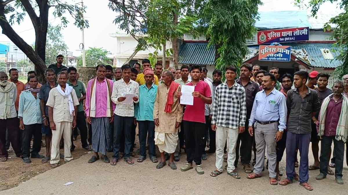 बाप-बेटों की दबंगई से ग्रामीण परेशान : गांव वालों ने थाने में की शिकायत, कार्रवाई नहीं होने पर बड़ी घटना की आशंका भी जताई