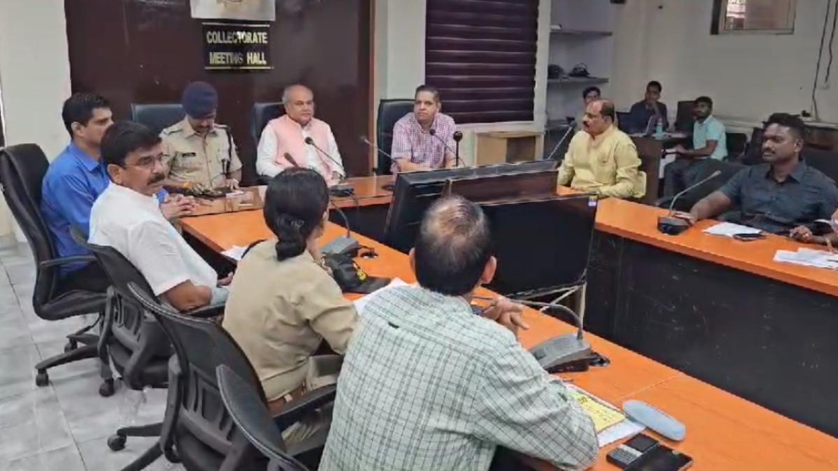 Morena: नरेंद्र सिंह तोमर ने अधिकारियों की बैठक, फसलों के सर्वे और मुआवजे को लेकर दिए निर्देश