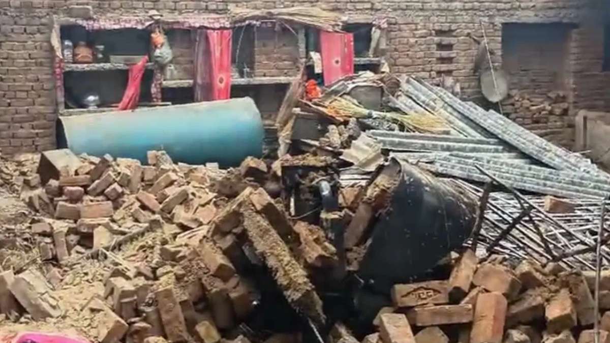 भारी बारिश में भरभराकर गिरा कच्चा मकान, अंदर सो रही 8 साल की बच्ची की मौत, परिवार में मचा कोहराम