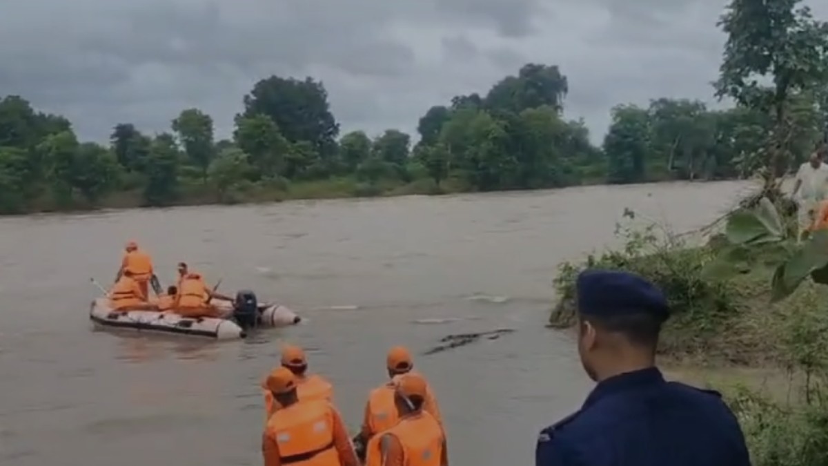 MP Flood: अचानक आई बाढ़ में फंसा परिवार, इधर महुअर नदी में युवक का बहता हुआ Video वायरल, जांच में जुटी पुलिस