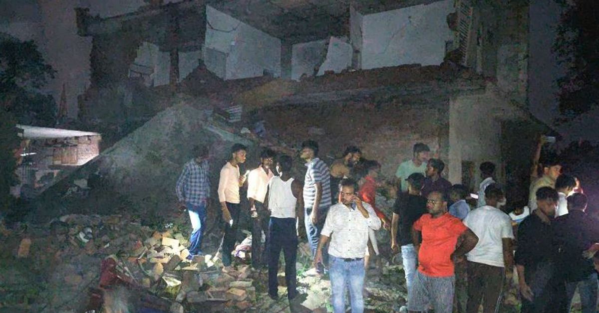 फिरोजाबाद पटाखा फैक्ट्री विस्फोट अपडेट: गोदाम में विस्फोट से मलबे में तब्दील हुए कई मकान, 5 लोगों की मौत