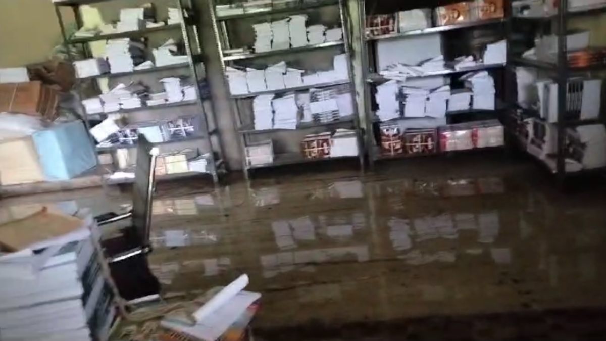 बेहाेश थे क्या ! काॅलेज के बेसमेंट में भरा पानी, लाखों की किताबें भीगी, क्या मिलेगी जिम्मेदारों को लापरवाही की सजा