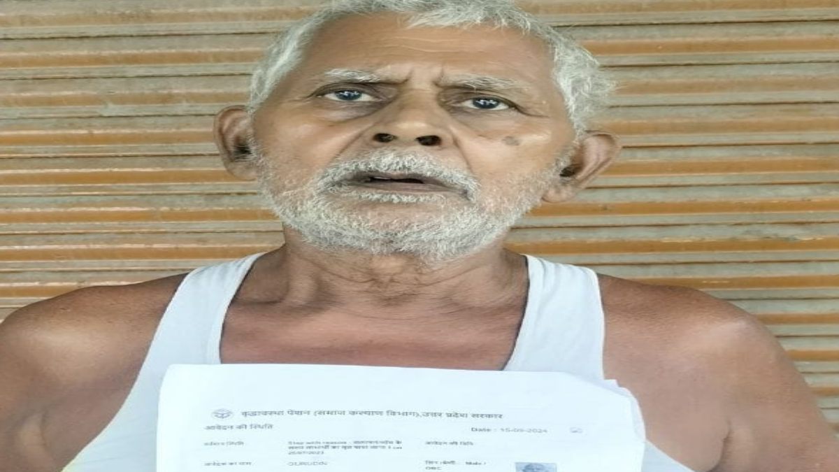 जीते-जी मार दिया सिस्टम : खुद को जिंदा साबित करने दर-दर भटक रहा 72 साल का बुजुर्ग, नहीं सुन रहे अधिकारी