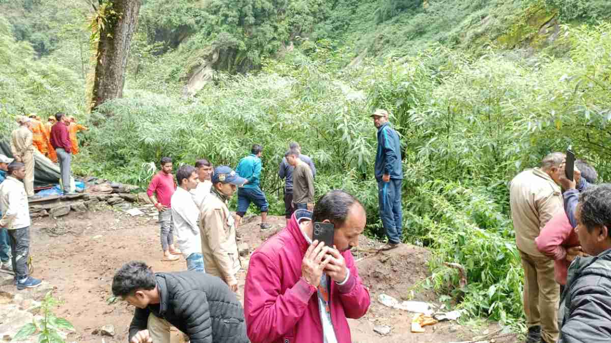 गौरीकुंड के पास हादसा: वाहन हुई दुर्घटनाग्रस्त, 13 लोगों को किया गया रेस्क्यू, 1 की तलाश जारी