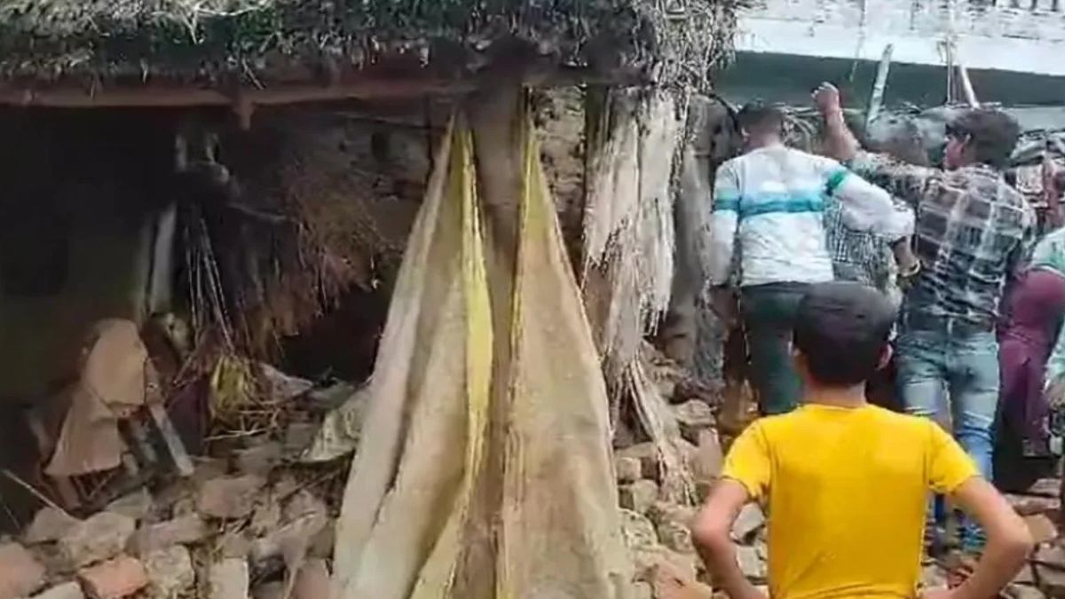 बड़ा हादसा : भरभराकर गिरी कच्चे मकान की छत, दबा पूरा परिवार, भाई-बहन की मौत, चार घायल