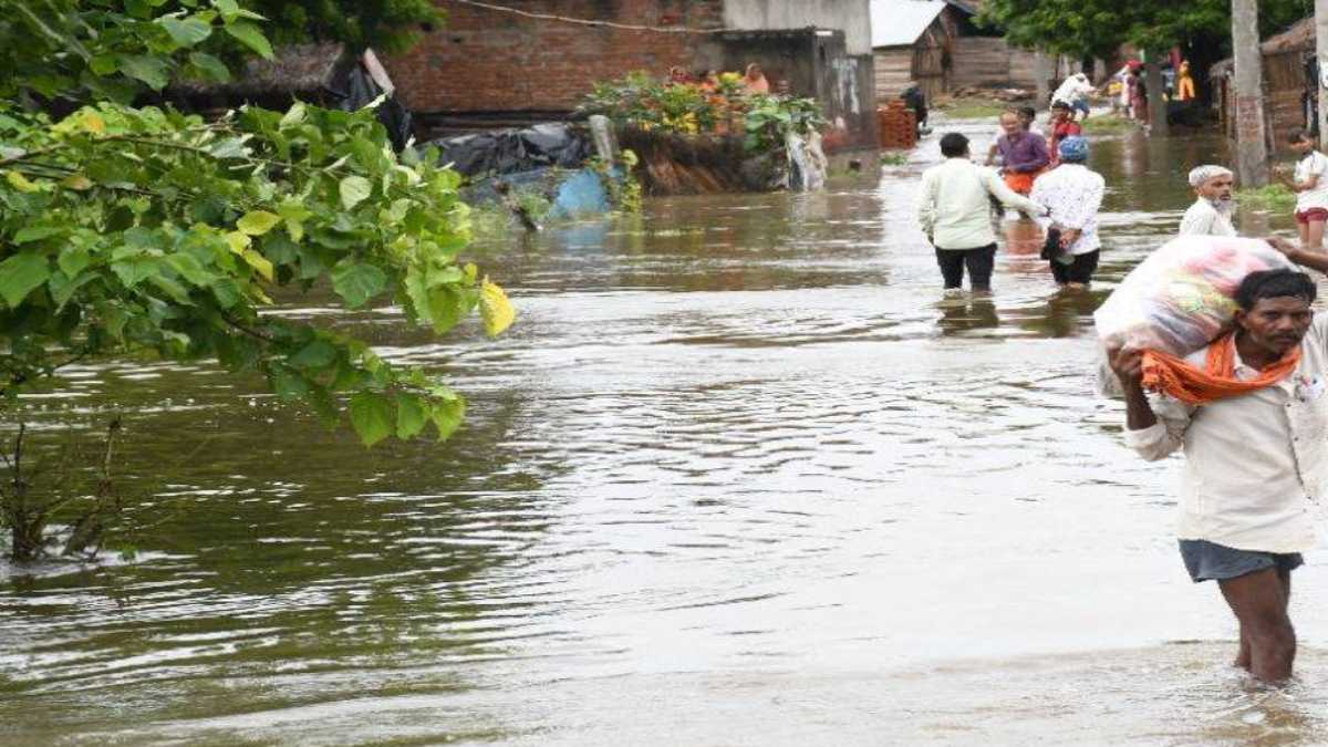 UP में आफत की बारिश : कई जिलों में बाढ़ जैसे हालात, 5 नदियां खतरे के निशान से ऊपर, जनजीवन अस्त-व्यस्त