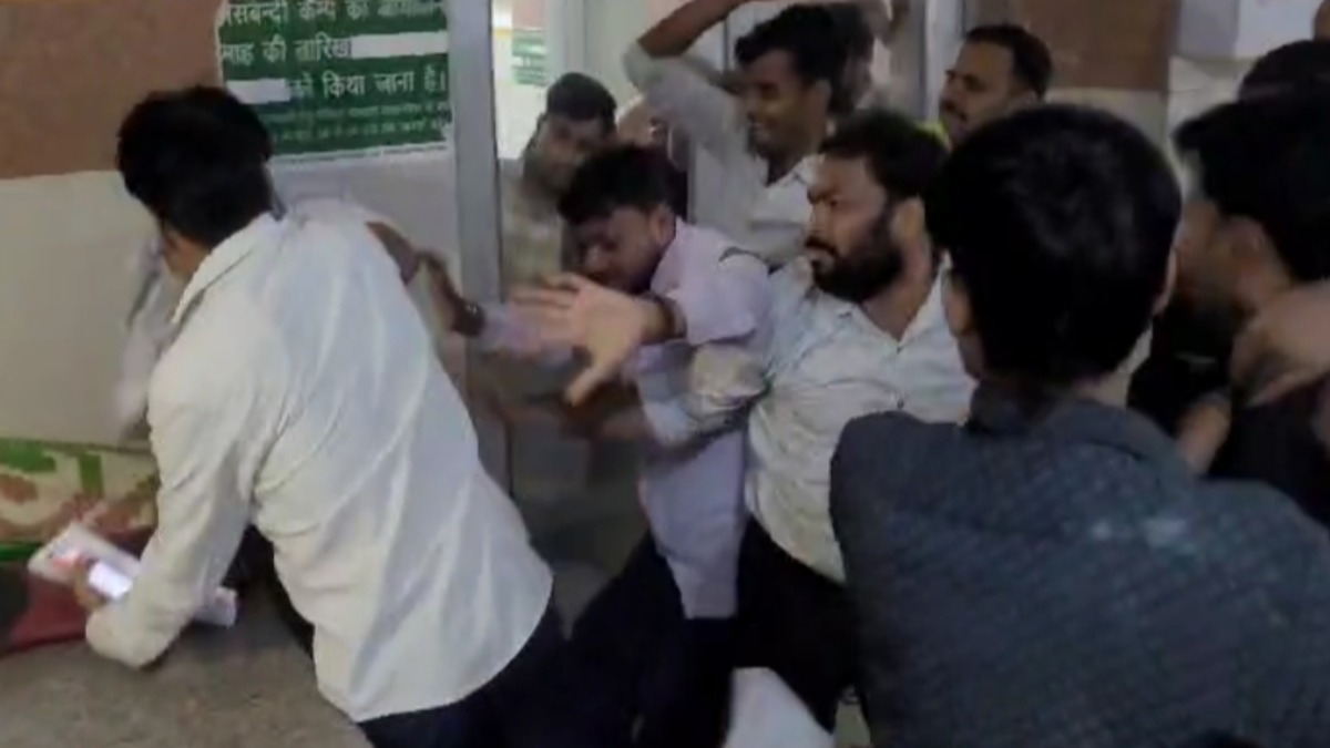Firozabad : अस्पताल में नवजात बच्ची को देख भड़के परिजन, स्टाफ को पीटा, लगाया बच्चा बदलने का आरोप