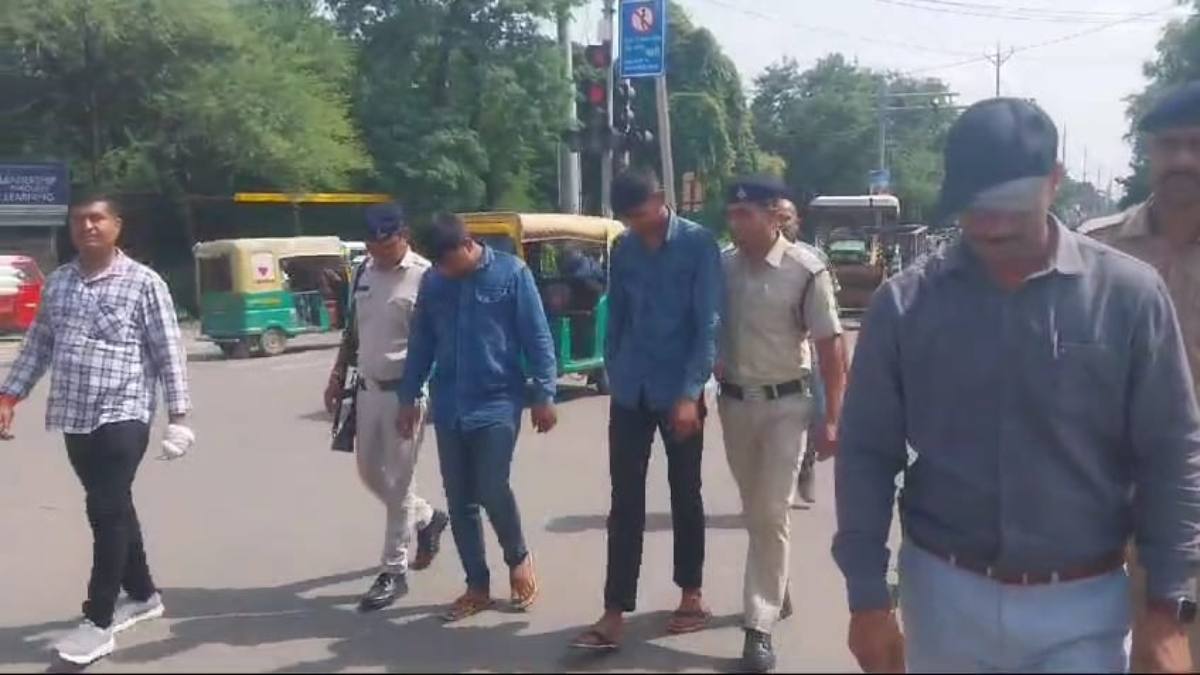 निकल गई हेकड़ी: युवक पर सरेराह फायरिंग करने वाले 2 बदमाश गिरफ्तार, पुलिस ने निकाला जुलूस