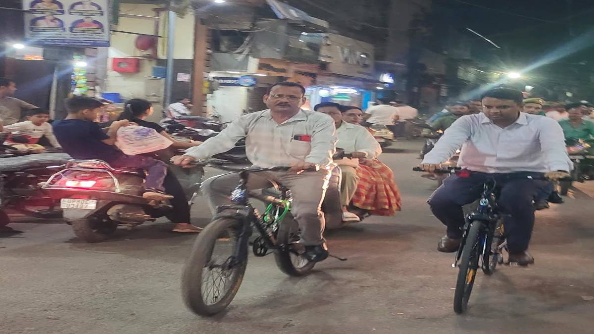 एक्शन में नगर आयुक्त : चार्ज लेते ही साइकिल से भ्रमण पर निकले ऋषि राज, शहर का जाना हाल-चाल, स्ट्रीट लाइट को लेकर दिए ये निर्देश