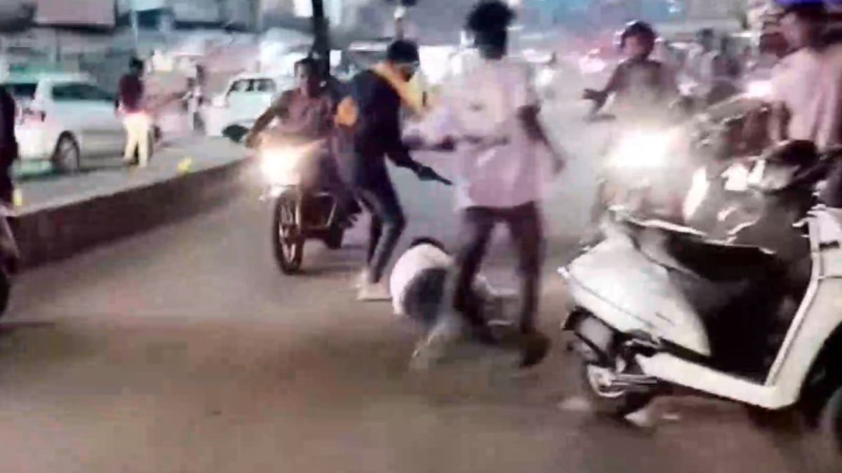 ‘लड़की का चक्कर है बाबू भाइया’: युवकों ने बैंक कर्मचारी को बीच सड़क पीटा, 3 पर FIR, Video Viral