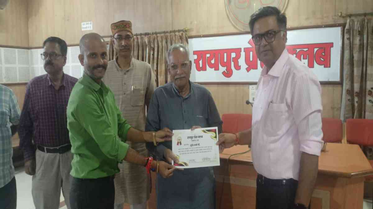 नई शुरुआत : पक्ष और विपक्ष के नेताओं के साथ प्रेस क्लब में काव्य गोष्ठी का आयोजन