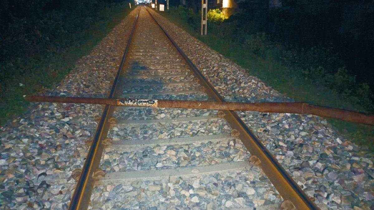 रामपुर में ट्रेन पलटने की साजिश, रेलवे ट्रैक पर रखा खंभा, लोको पायलट की सूझ-बूझ से टला बड़ा हादसा