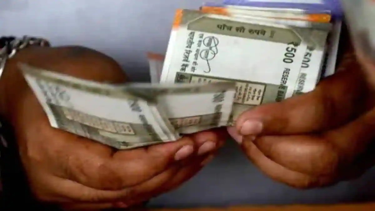 UP News : बिजली विभाग के साढ़े 7 हजार से अधिक कर्मचारियों की रुकी सैलरी, जानिए वजह