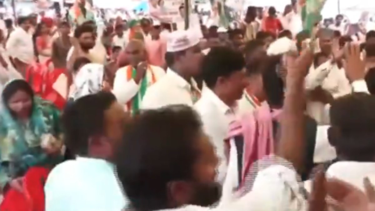 ऐसे करेंगे संविधान की रक्षा! संविधान सम्मेलन में प्रदेश अध्यक्ष के सामने भिड़े कांग्रेसी, एक-दूसरे पर बरसाने लगे लात-घूंसे, देखें Video